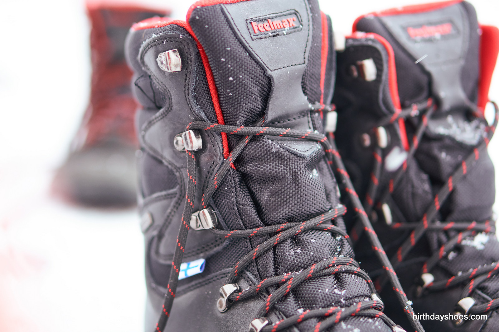 The Kuuva 4 features six metal eyelets for lacing. Three are set/fixed and three are hooked. I only utilize five of the eyelets for my own personal comfort.