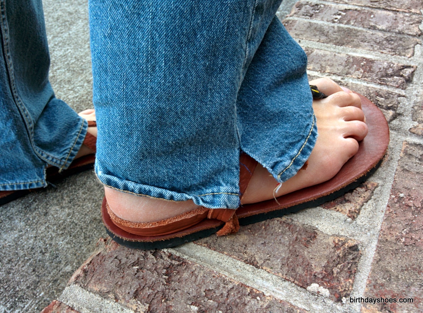  Note how the strap dropped to the base of the sandal.  This happens when the laces aren't taut enough and means you need to adjust!