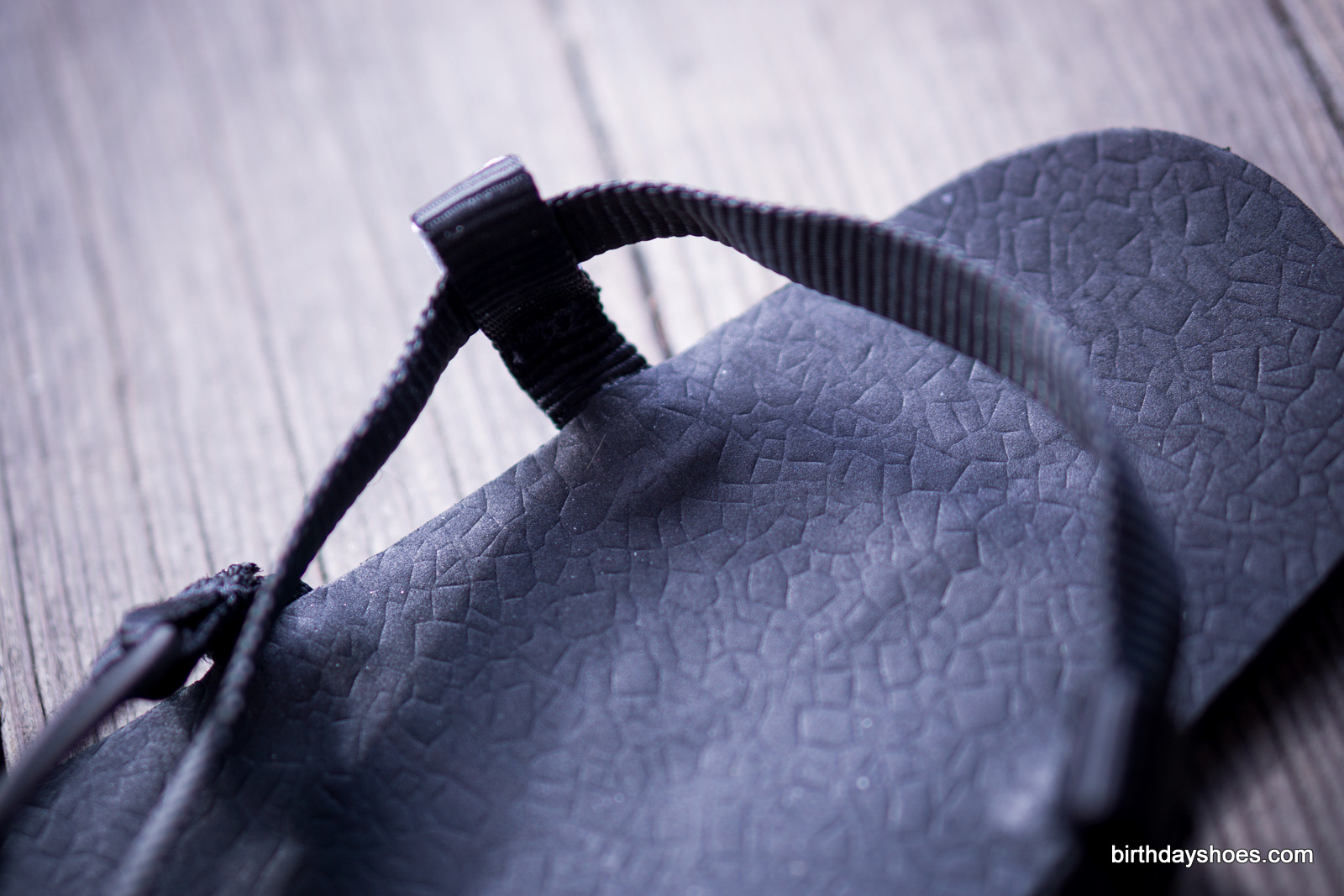 Smooth construction: No exposed rivets, screws, or anchoring points