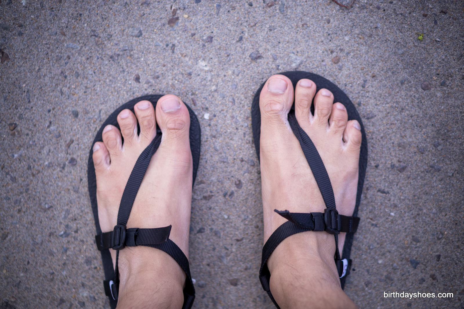 The single loop design creates a wide spread towards the sides of the foot