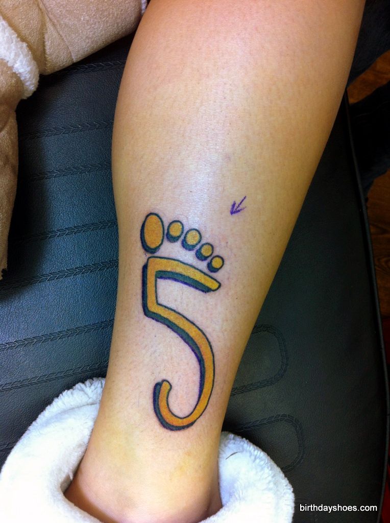 Barefoot and FiveFingers Fan Gets 5-Toed/Barefoot Logo Tattoo!