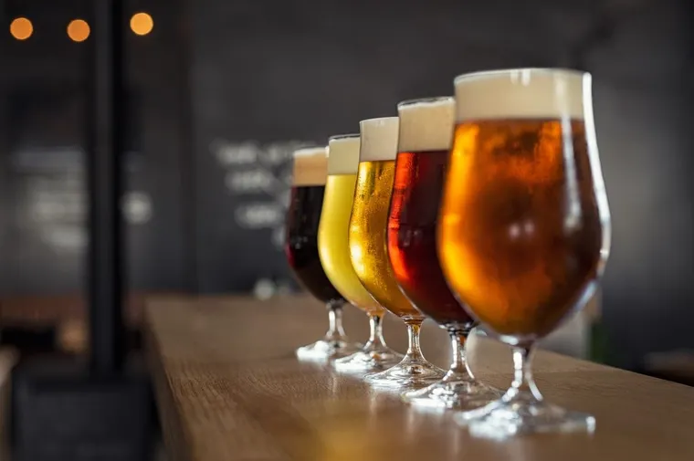 Empresa busca pessoa para viajar o mundo e beber cerveja; o salário é de R$ 36 mil