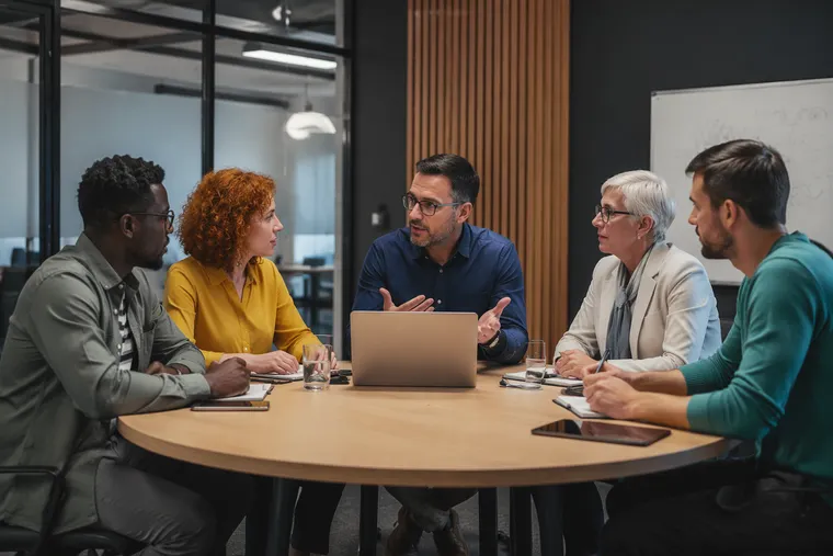 Networking Reverso: Por Que Você Deve Mentorar Profissionais Seniores
