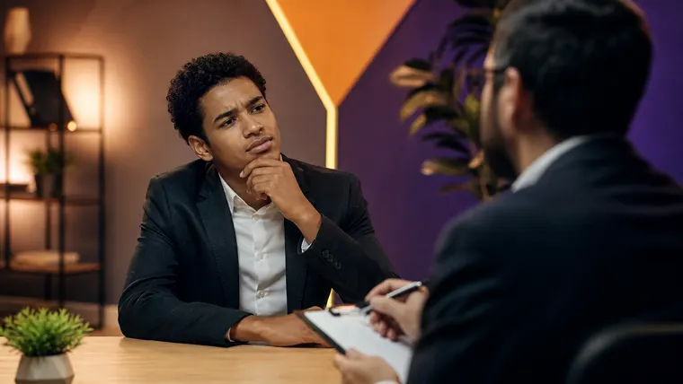 "Por Que Você Quer Trabalhar Aqui?" Quando a Resposta Real É "Preciso de Dinheiro"