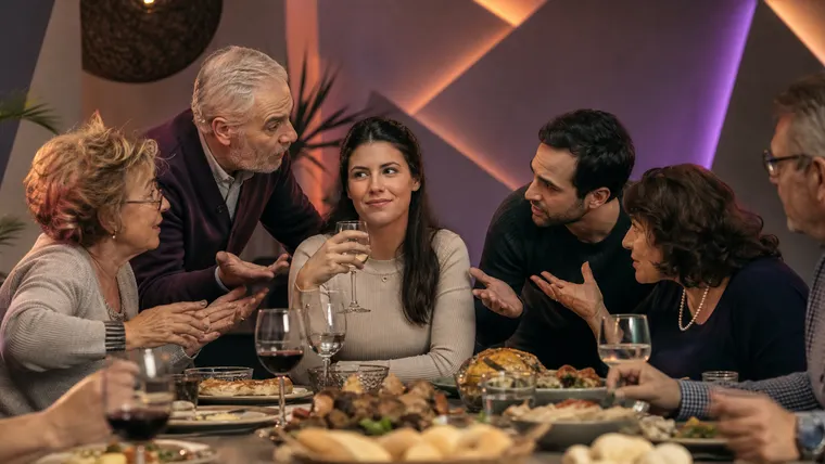 Como Sobreviver a Almoços de Família Quando Todo Mundo Pergunta "E o Emprego Novo?"