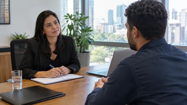 Entrevistador e candidato sentados frente a frente em uma entrevista de emprego em um escritório brasileiro (imagem ilustrativa gerada por IA)
