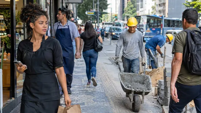 Ilustração gerada por IA: trabalhadores de comércio, construção e serviços em uma rua.