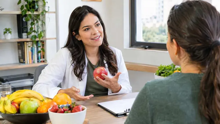 Ilustração gerada por IA: nutricionista atendendo paciente em consultório.