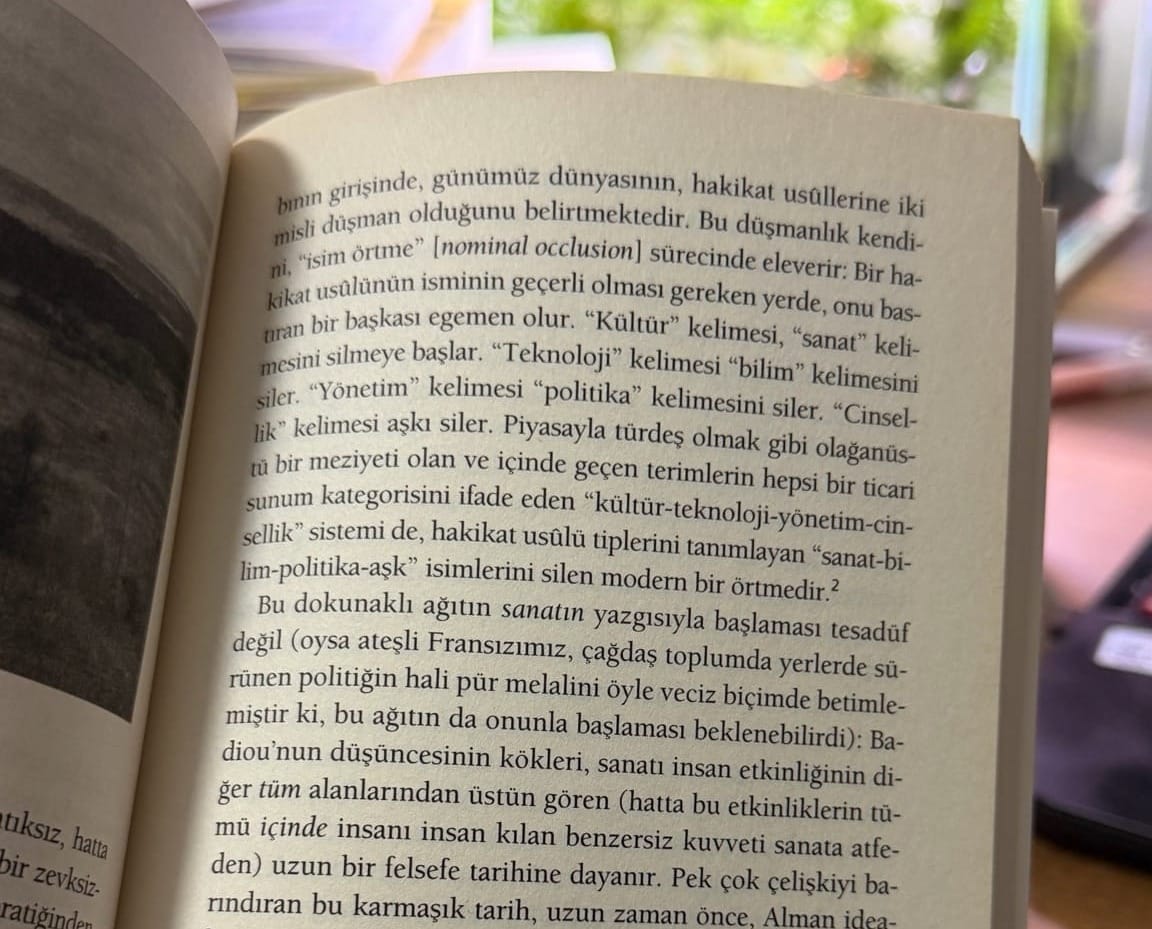 Kelimenin Üstüne Çekilen Branda