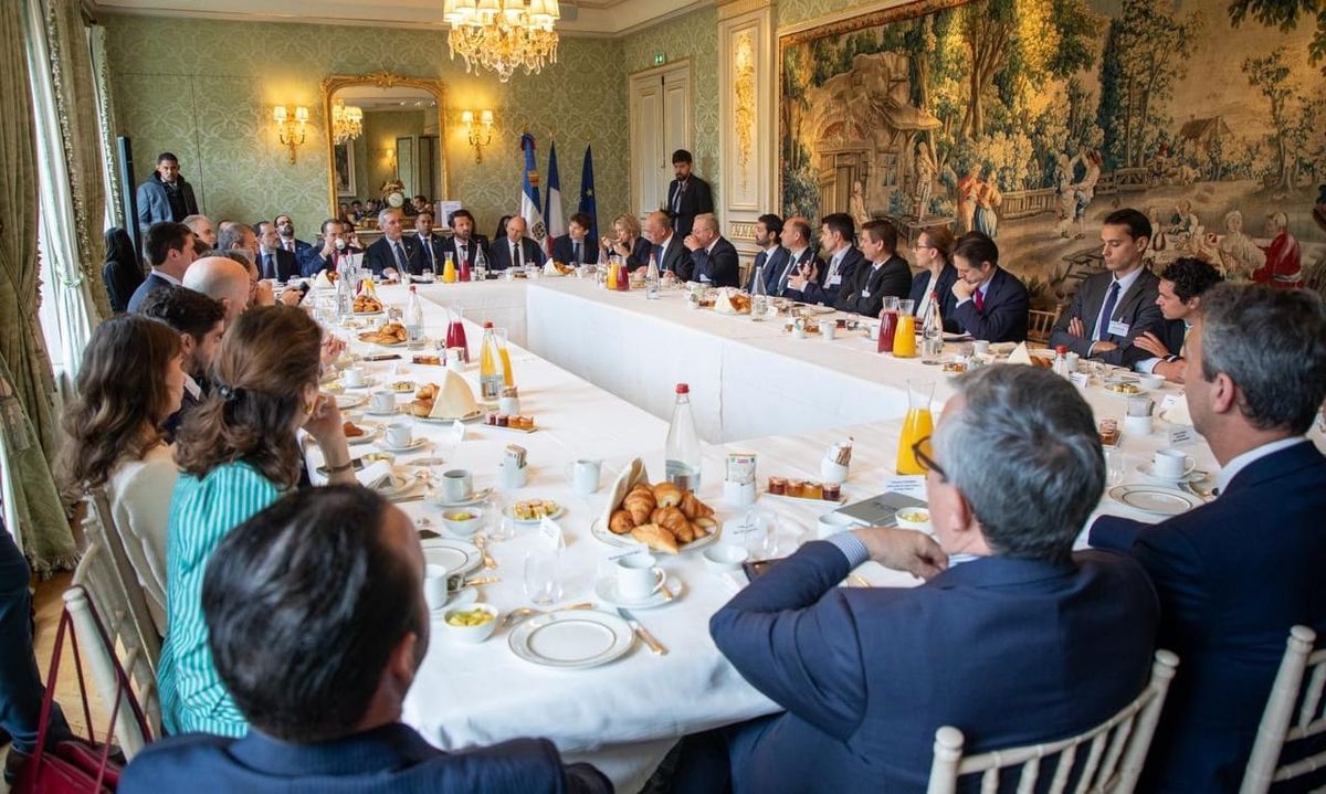 Luis Abinader se reúne con inversionistas franceses