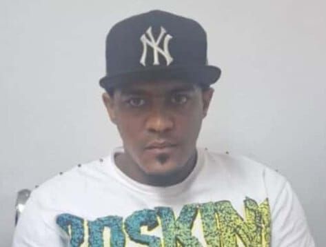 hombre que era buscado por la muerte de un puertorriqueño en Santiago se entrega a la policía