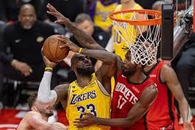 Lebron James anotó 28 puntos y guía a Los Lakers a la segunda ronda del play off de la NBA