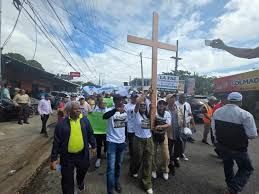 Cientos marchan en La Vega para exigir frenar y sancionar la deforestación en la loma del Santo Cerro
