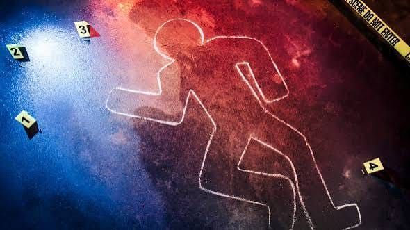 Dos sicarios en una motocicleta asesinan a un hombre y balean a su hermano en Bayaguana