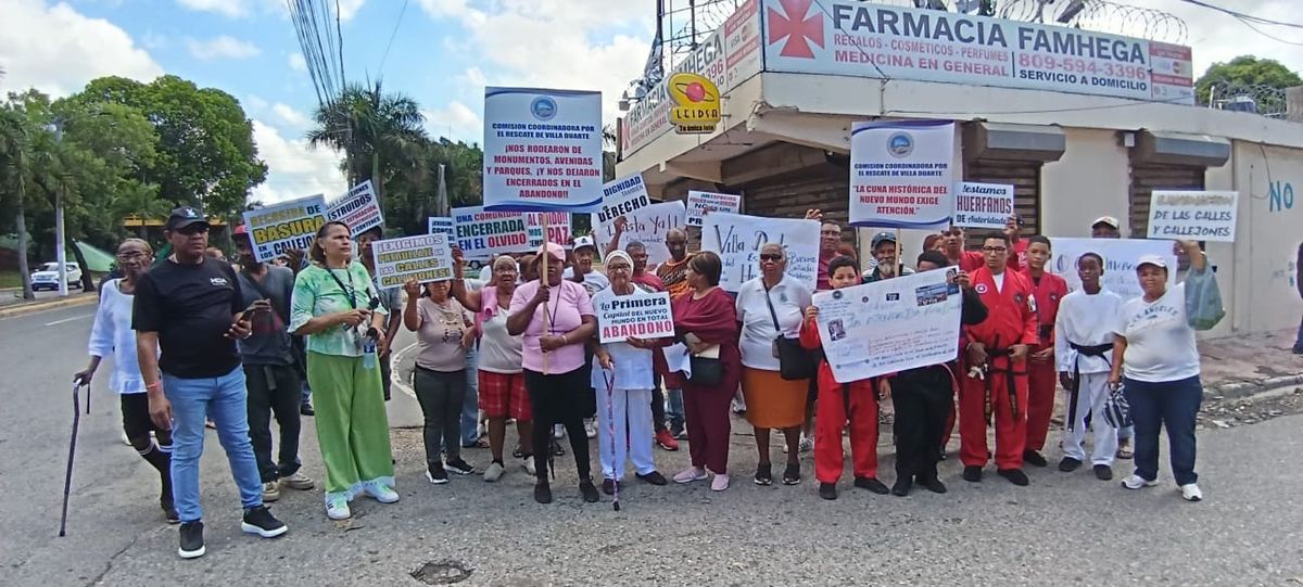 Comunidad de Villa Duarte realiza protesta pacífica para exigir soluciones a sus principales problemáticas