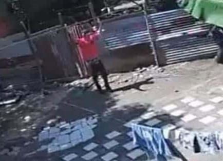 Graban momento en que agentes policiales matan a hombre que tenía las manos en alto en La Vega
