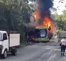 Por lo  menos nueve pasajeros resultaron heridos tras incendiarse autobús de Caribe Tours en Jarabacoa