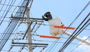 EDEESTE ejecuta trabajos de reconfiguración de red y puesta en servicio de nuevos circuitos en La Caleta