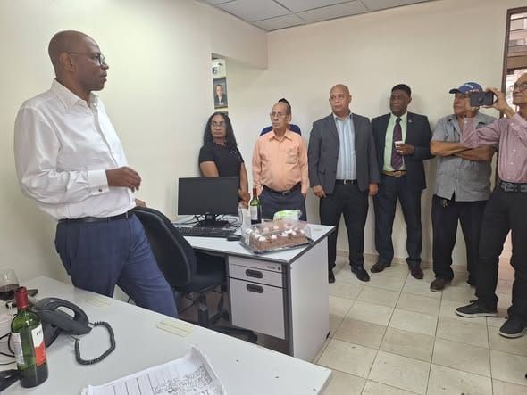 Despiden a Luis Pérez de la UASD por jubilación