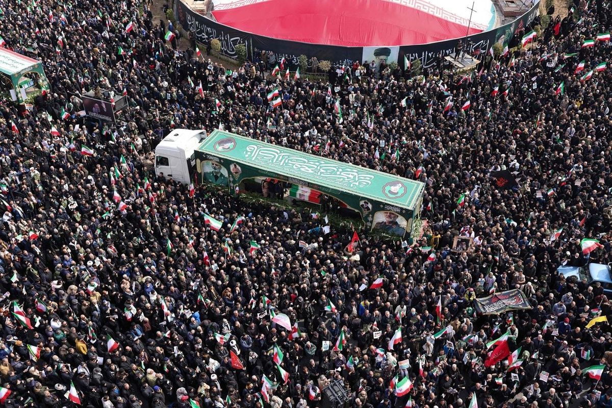 Millones participan en Irán encortejo fúnebre del asesinado Alí Jamenei