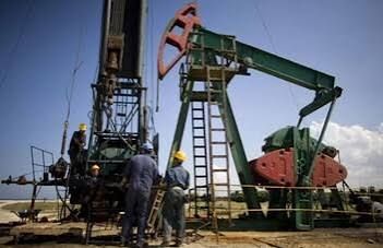 El petróleo baja alentado por la esperanza de una distensión en Oriente Medio
