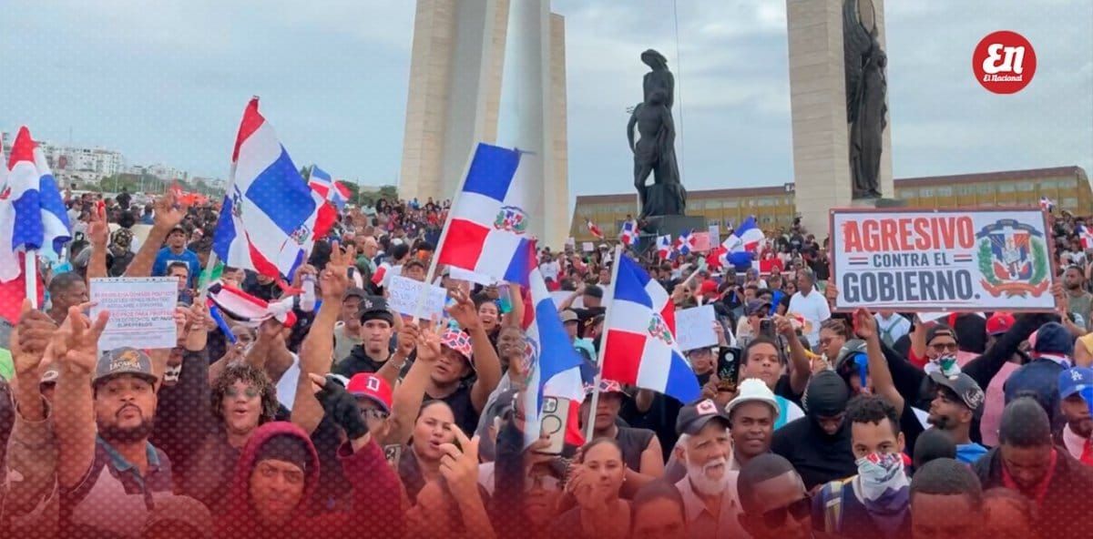 Cientos de ciudadanos protesta en La Plaza de la Bandera en contra del alto costo de la vida y el nuevo Código Penal