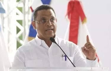 Presidente Abinader regresa al gobierno a Mérido Torres al nombrarlo como director del Departamento Aeroportuario