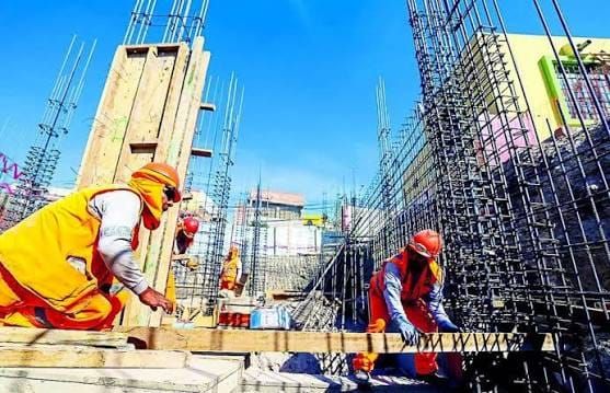 Disponen alza salarial del 20 % a trabajadores de la construcción