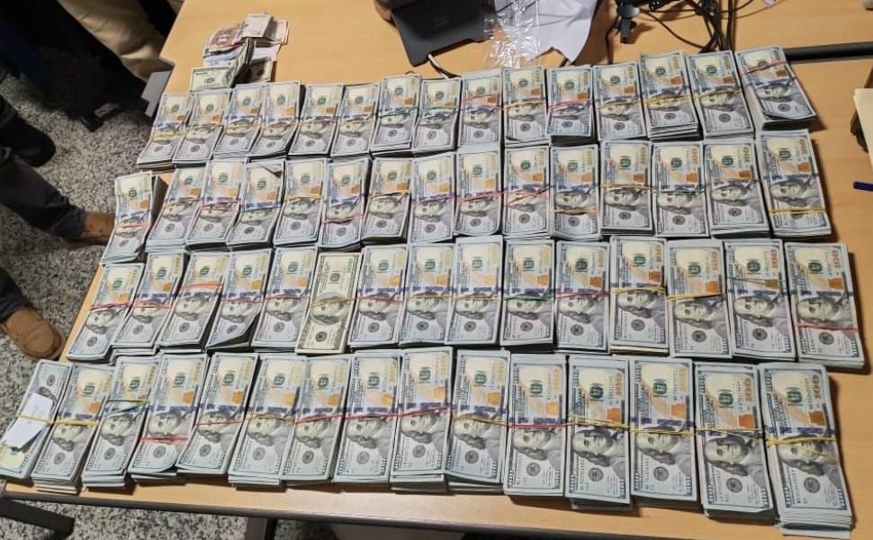 Direccion de Aduanas decomisa en en Aaeropuerto Las Américas  $600 mil dólares y miles pesos colombianos