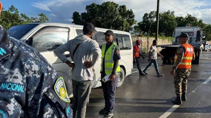 Intrant retiene 2 autobuses y 3 minibuses operados por haitianos en condición migratoria irregular en Friusa