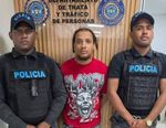 Detienen a un hombre de 27 años y rescatan a una menor en su residencial en Los Alcarrizos