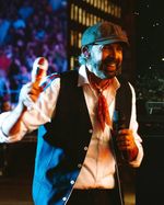 Juan Luis Guerra convierte la Plaza de España fiesta caribeña