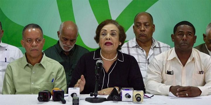 Manifestantes del partido Fuerza del Pueblo en defensa laboral
