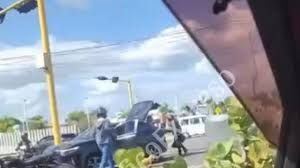 Motorista golpea mujer con casco tras accidente