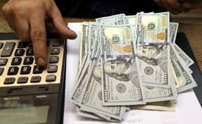 El dólar bajó 19 centavos y era vendido a $58.70; el euro sigue a $71.32