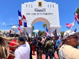 Protesta de cientos de ciudadanos  contra minería en San Juan termina con bombas lacrimógenas y heridos