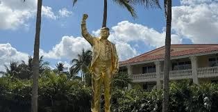 La estatua dorada de Trump en Mar-a-Lago desata debate y fuertes reacciones en redes