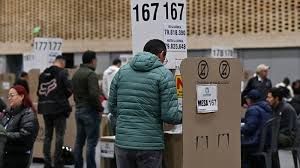 Colombianos inician votación para elegir su nuevo presidente