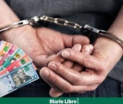 Autoridades arrestan a inspector de Migración acusado de exigir RD$100 mil de soborno en Punta Cana