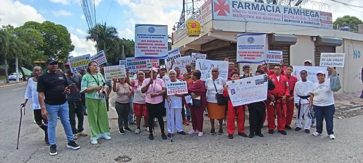 Comunidad de Villa Duarte realiza protesta pacífica para exigir soluciones a sus principales problemáticas