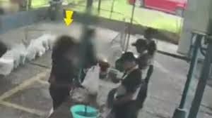 Autoridades sorprenden mujer intentando introducir drogas en cárcel Las Parras y reclusos arman escándalo