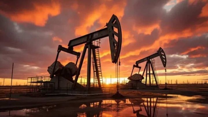 Petróleo cae alrededor de 4 % por anuncio de acuerdo entre Irán y EE. UU., y las bolsas suben