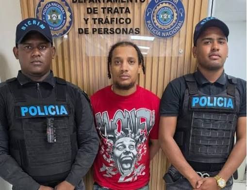 Detienen a un hombre de 27 años y rescatan a una menor en su residencial en Los Alcarrizos