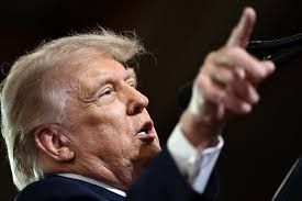 Trump dice que Estados Unidos se convertirá en el "guardián" de Ormuz y pide una "compensación"