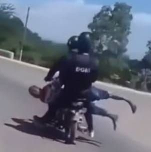 Migración investiga a dos agentes por traslado de haitiano indocumentado en una motocicleta