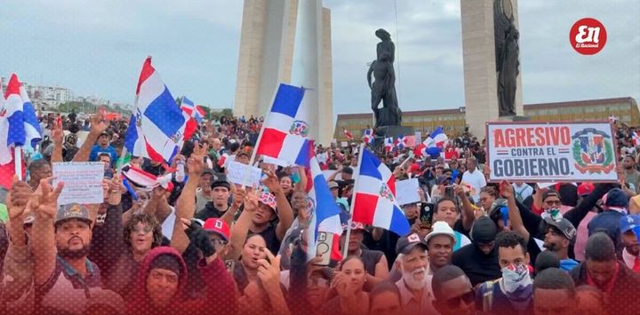 Cientos de ciudadanos protesta en La Plaza de la Bandera en contra del alto costo de la vida y el nuevo Código Penal