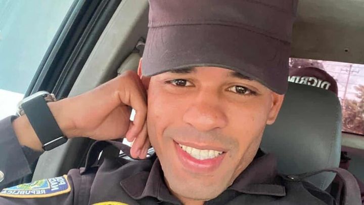 Fallece sargento de la Policía que mató a su expareja y se hirió de bala en la provincia Duarte. Dejan 3 hijos huérfanos.