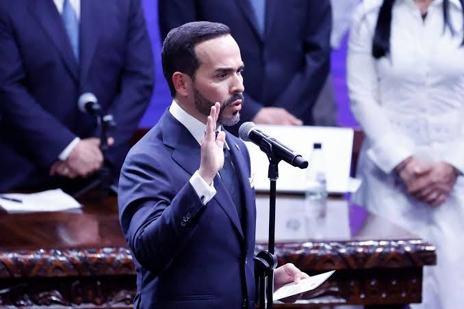Abelardo De la Espriella asume el poder en Colombia