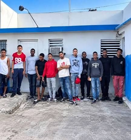 Onces jóvenes supuestamente integrantes de  la banda “Los 5.5” se entregan a la Policía