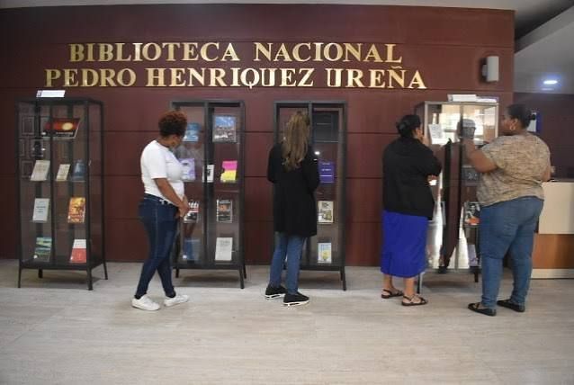 Biblioteca Nacional exhibe en vestíbulo obras de poetas dominicanos
